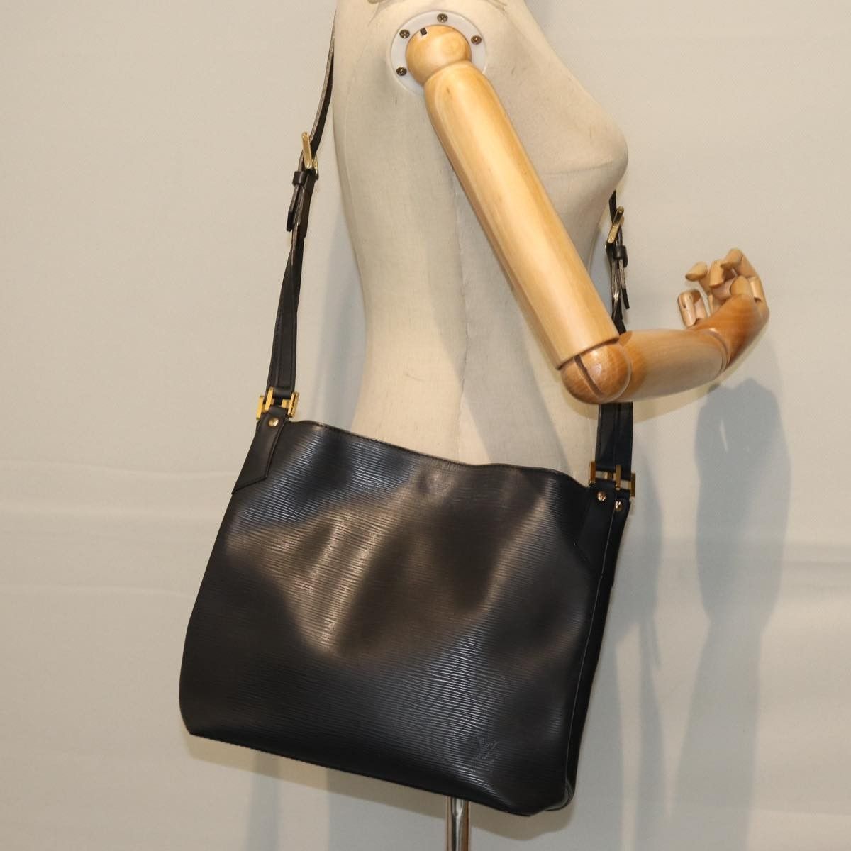 Louis Vuitton Louis Vuitton Mandara Handbag Epi Leather Size ONE SIZE - 13 Thumbnail