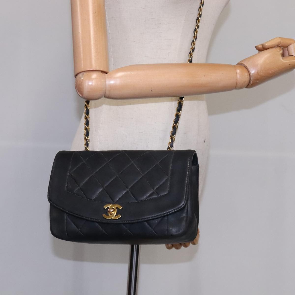 Chanel Chanel Vintage Diana Flap Bag Quilted Lambskin Size ONE SIZE - 24 Thumbnail