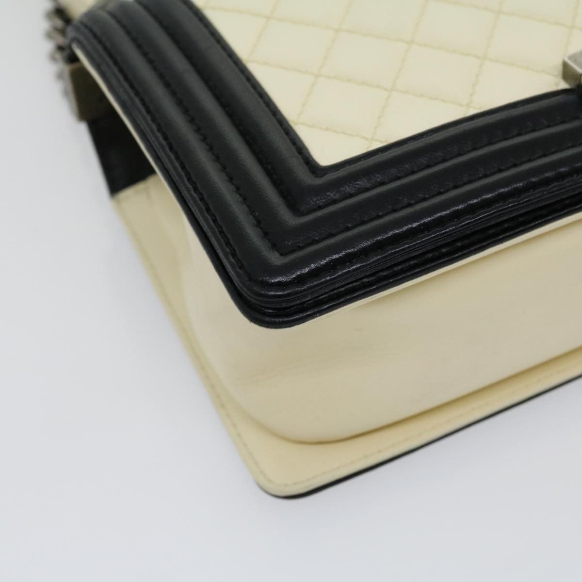 Chanel Chanel Boy Flap Bag Quilted Lambskin Size ONE SIZE - 10 Thumbnail