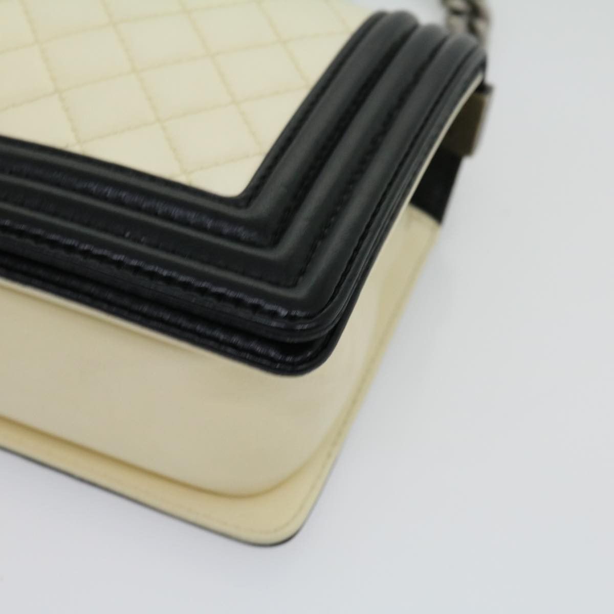 Chanel Chanel Boy Flap Bag Quilted Lambskin Size ONE SIZE - 9 Thumbnail