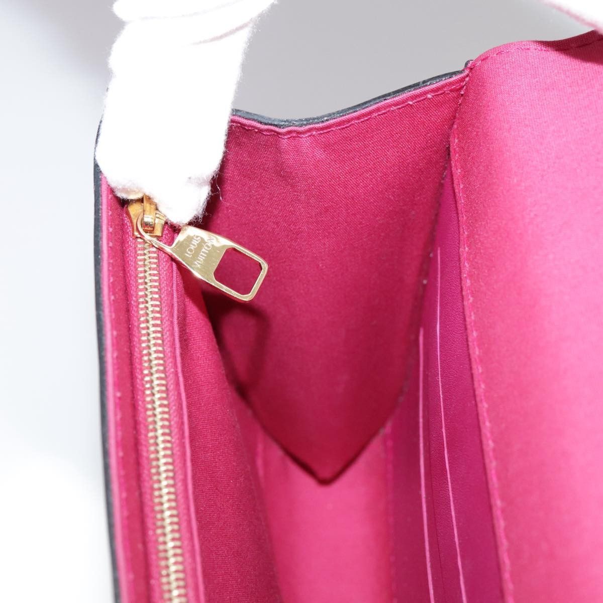 Louis Vuitton Louis Vuitton Louise Clutch Patent Size ONE SIZE - 18 Thumbnail