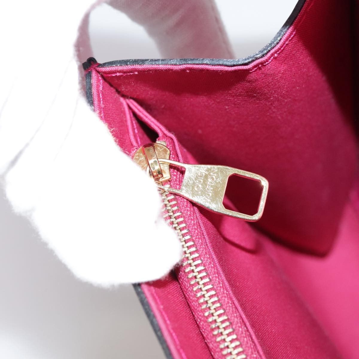 Louis Vuitton Louis Vuitton Louise Clutch Patent Size ONE SIZE - 14 Thumbnail
