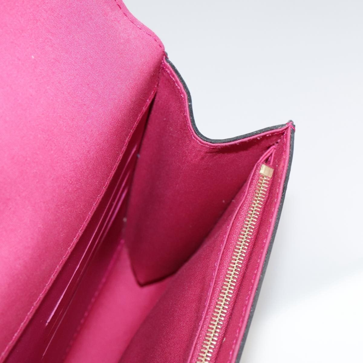 Louis Vuitton Louis Vuitton Louise Clutch Patent Size ONE SIZE - 17 Thumbnail