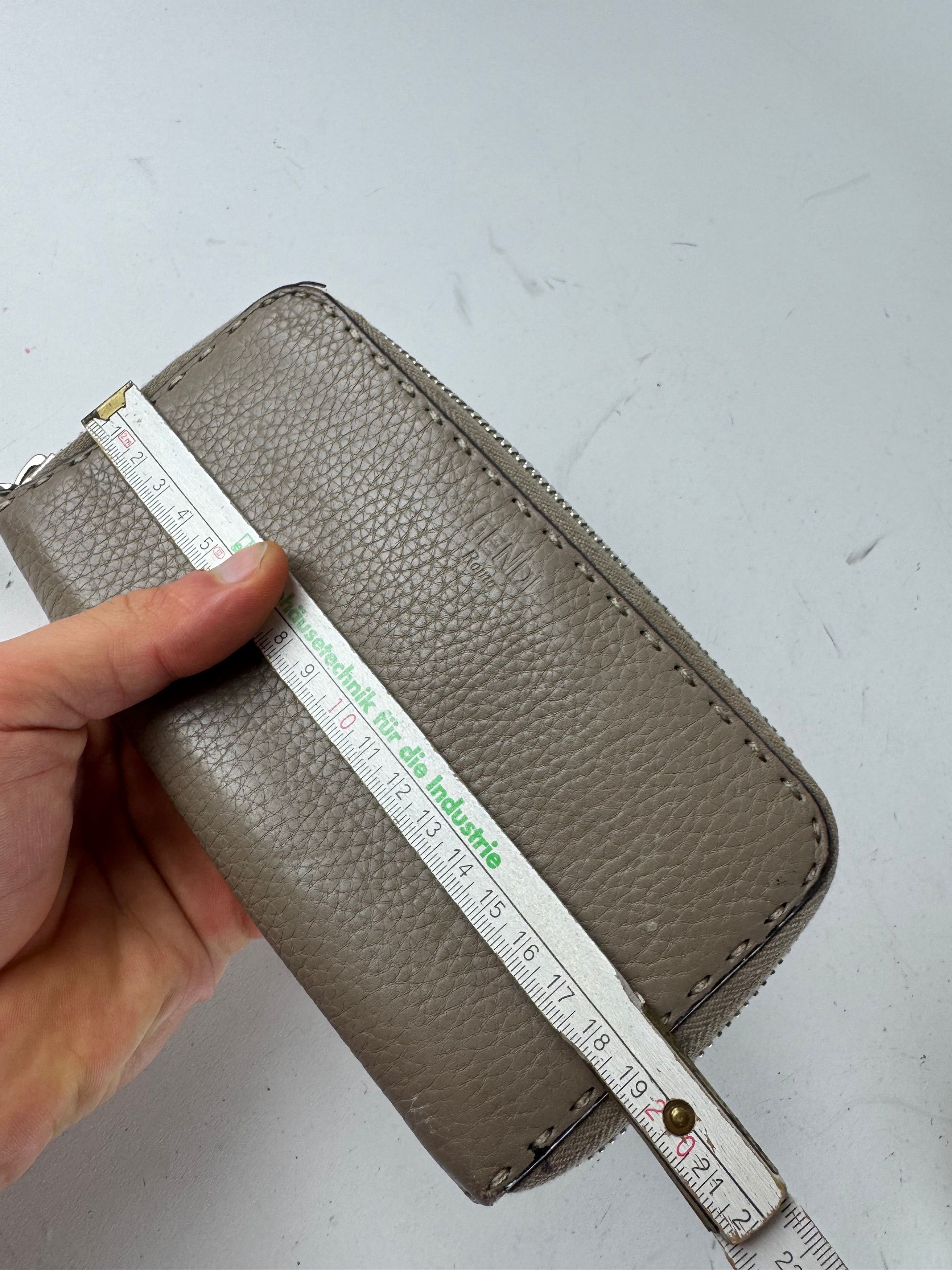 Fendi Vintage Roma Zippy Leather Wallet grey Size ONE SIZE - 11 Thumbnail