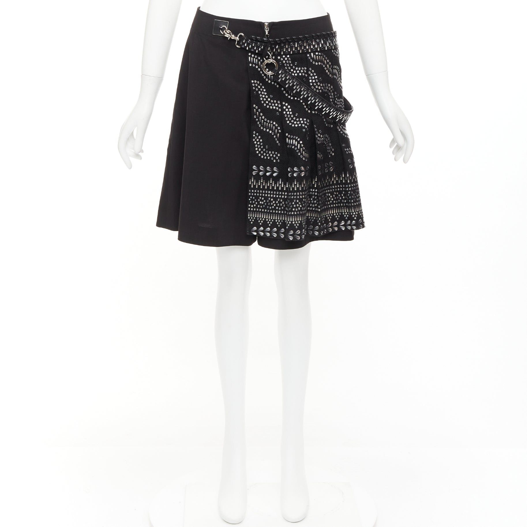 Louis Vuitton LOUIS VUITTON 2016 Runway black wool linen stud kilt shorts FR36 S Size 27" / US 4 / IT 40 - 10 Thumbnail