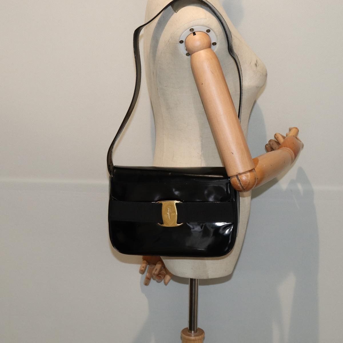 Salvatore Ferragamo Salvatore Ferragamo Vala Shoulder Bag Patent Leather Size ONE SIZE - 13 Thumbnail