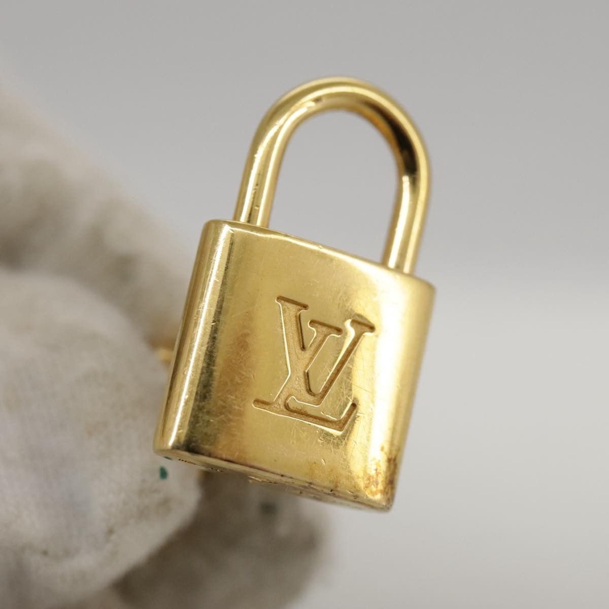 Louis Vuitton Louis Vuitton Padlock and Key Logo Cufflinks Silver Size ONE SIZE - 7 Thumbnail