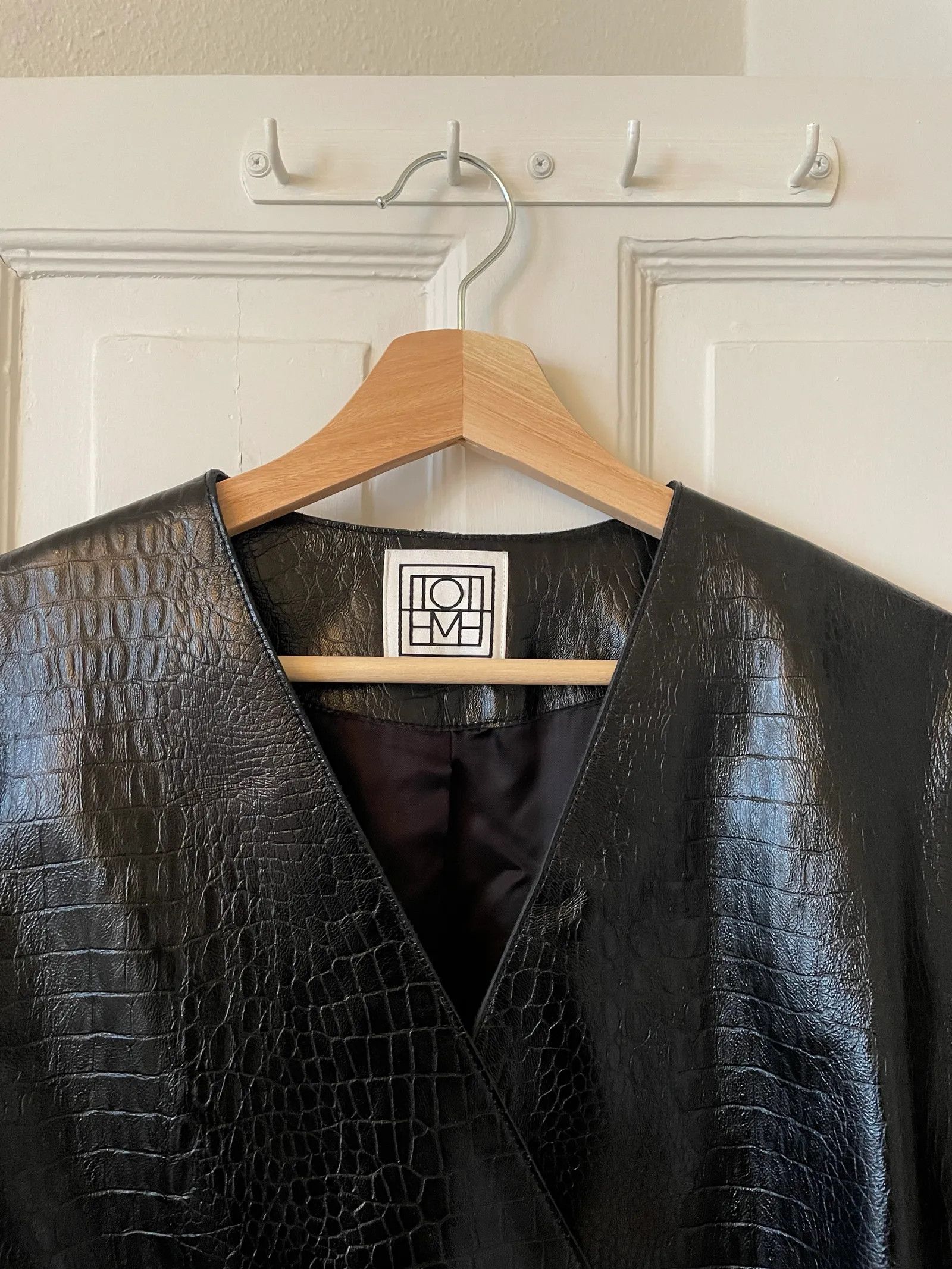 Toteme Toteme V-Neck Crocodile-Effect Leather Blazer Blazer Size XS / US 0-2 / IT 36-38 - 2 Thumbnail