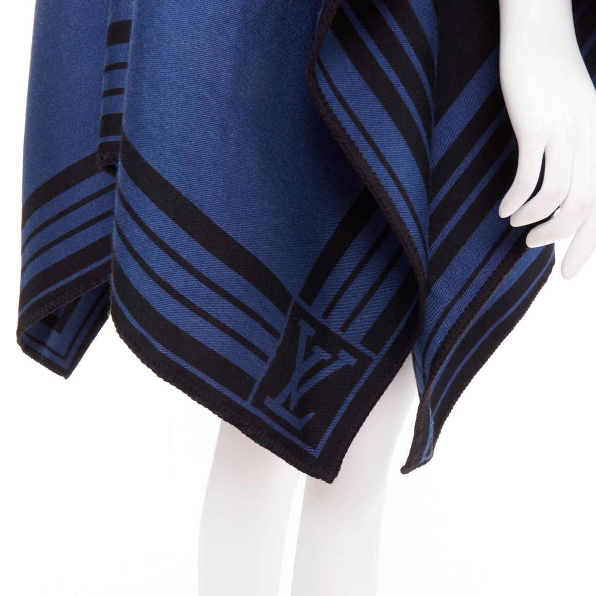 Louis Vuitton LOUIS VUITTON blue cashmere blend black leather tassel LV logo poncho Size ONE SIZE - 2 Thumbnail