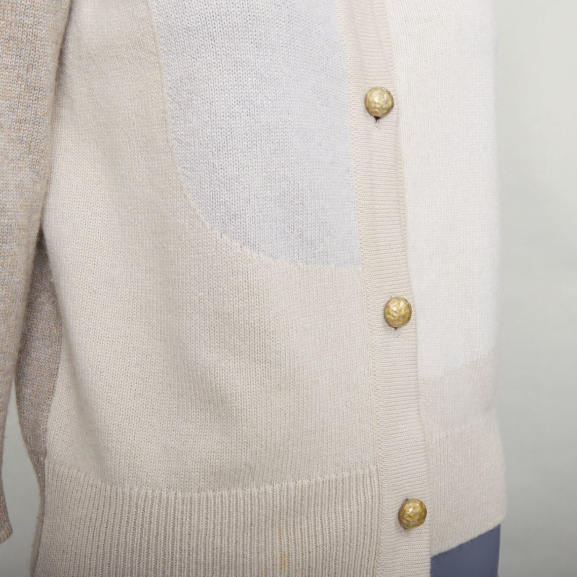 Chanel CHANEL 100% cashmere beige cream colorblocked CC buttons cardigan FR36 S Size S / US 4 / IT 40 - 8 Thumbnail