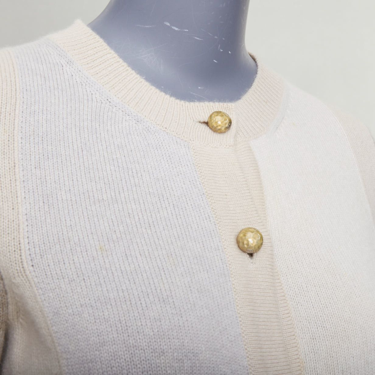 Chanel CHANEL 100% cashmere beige cream colorblocked CC buttons cardigan FR36 S Size S / US 4 / IT 40 - 2 Thumbnail