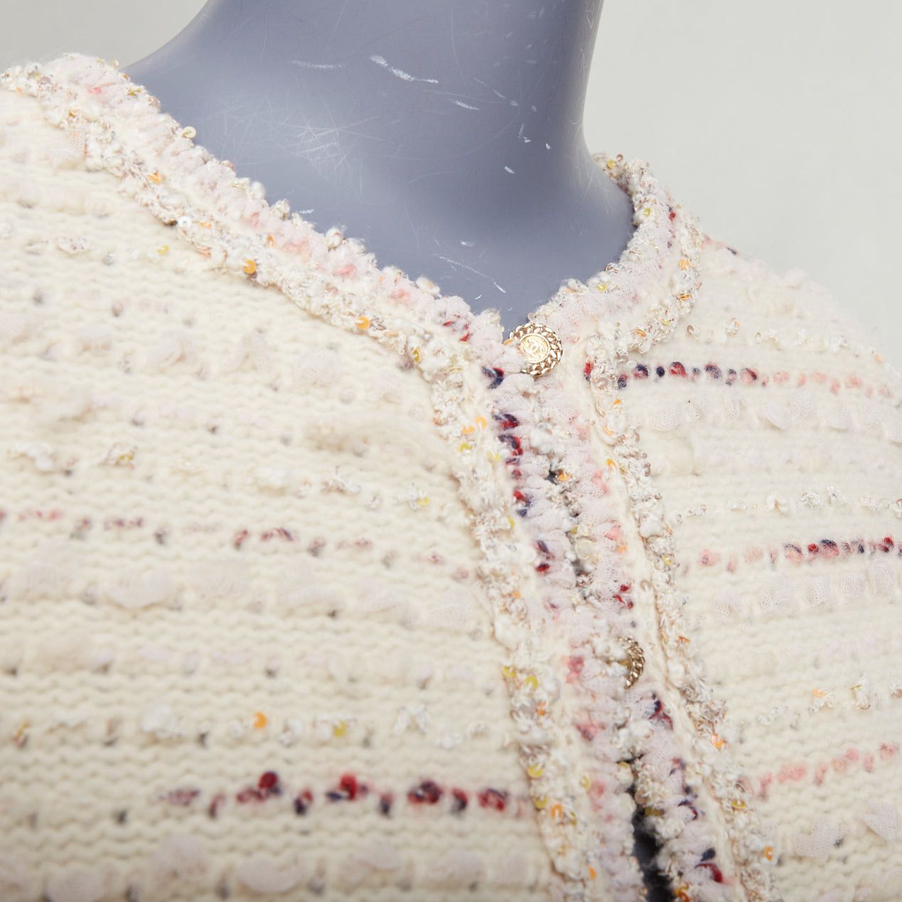 Chanel CHANEL 05A cream pink wool boucle tweed gold CC buttons cardigan FR38 M Size M / US 6-8 / IT 42-44 - 2 Thumbnail