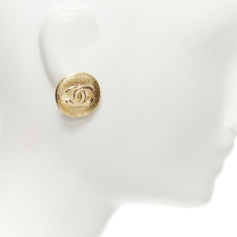 Chanel CHANEL Vintage CC logo gold starburst textured clip on earrings Size ONE SIZE - 3 Thumbnail