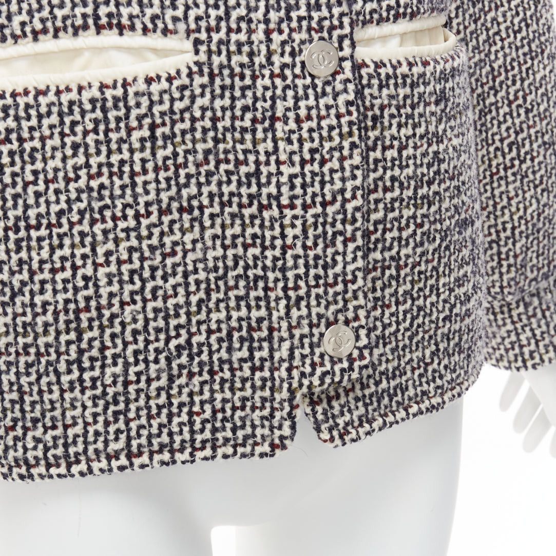 Chanel CHANEL Reversible black white wool tweed CC logo padded puffer jacket FR36 S Size S / US 4 / IT 40 - 8 Thumbnail