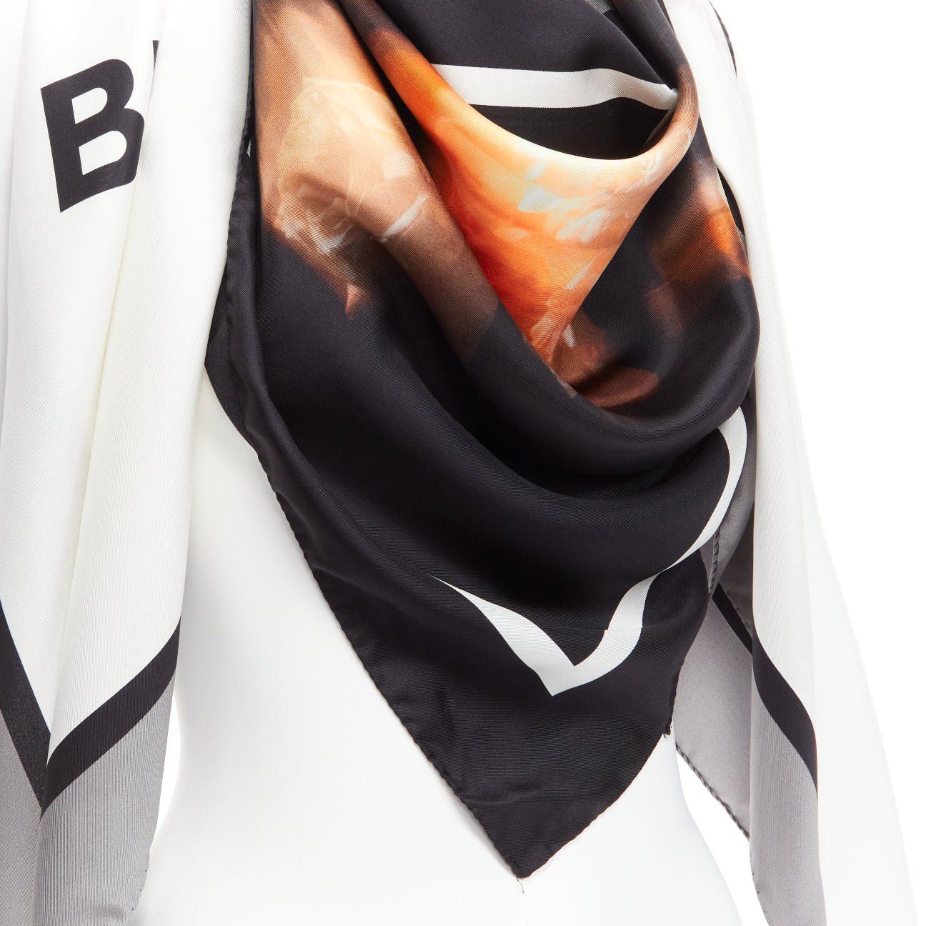 Burberry new BURBERRY Riccardo Tisci 100% silk London logo grey unicorn aristocrat print scarf Size ONE SIZE - 6 Thumbnail