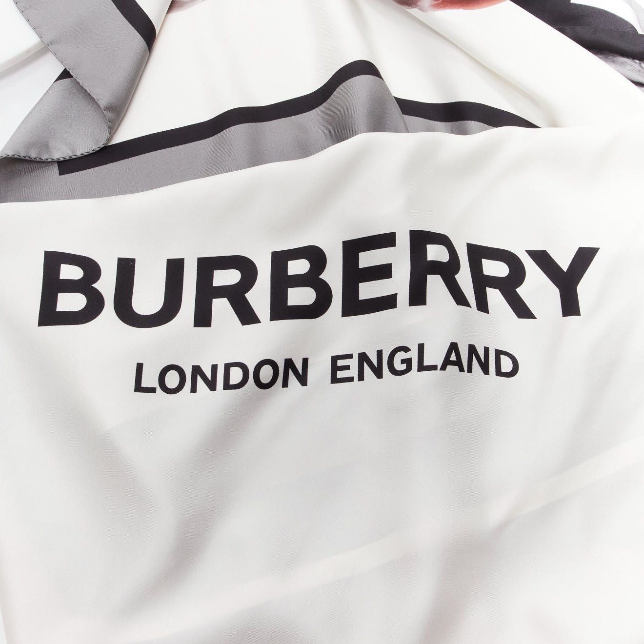 Burberry new BURBERRY Riccardo Tisci 100% silk London logo grey unicorn aristocrat print scarf Size ONE SIZE - 2 Thumbnail