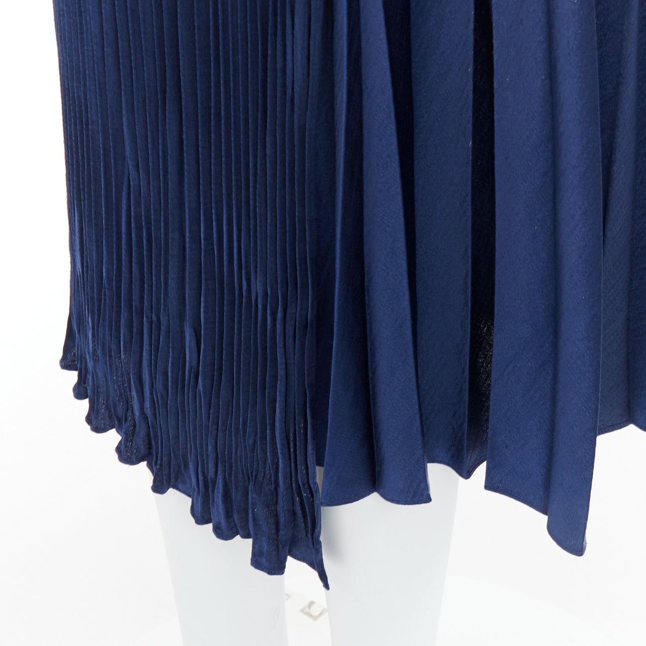Vince VINCE navy multi plisse elastic waist asymmetric hem midi skirt S Size 27" / US 4 / IT 40 - 2 Thumbnail