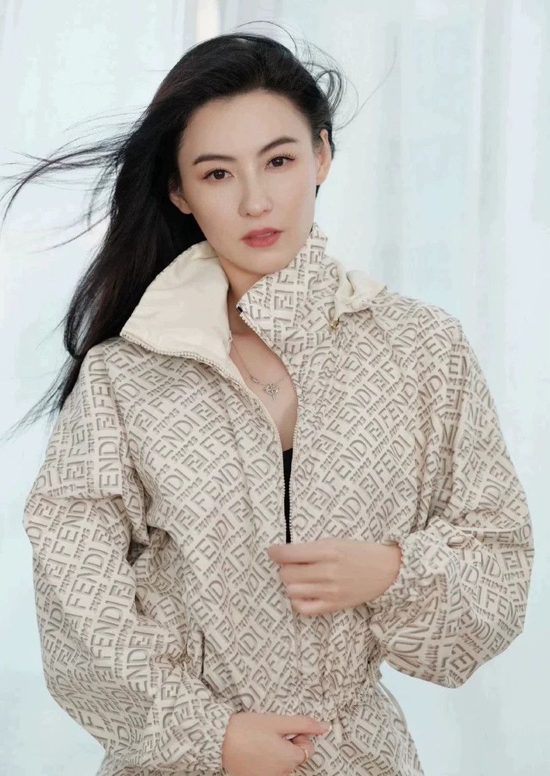 Fendi FENDI x SKIMS Logo Reversible Hooded Jacket Women's White - dmc Size US M / EU 48-50 / 2 - 6 Thumbnail