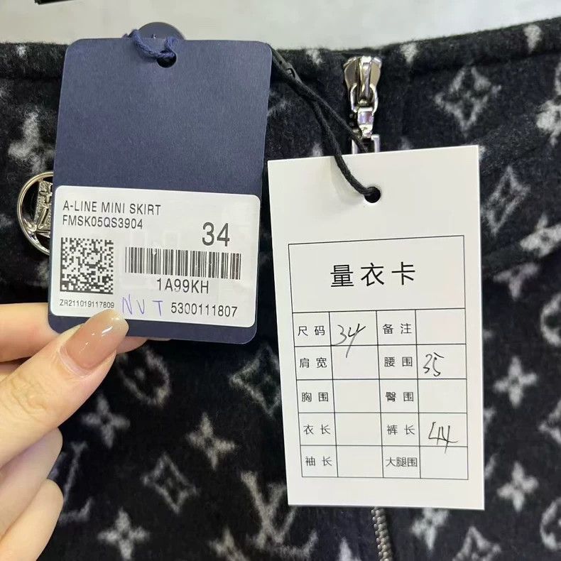 Louis Vuitton Louis Vuitton Black Logo Mini Skirt - dmc Size US 34 / EU 50 - 4 Thumbnail