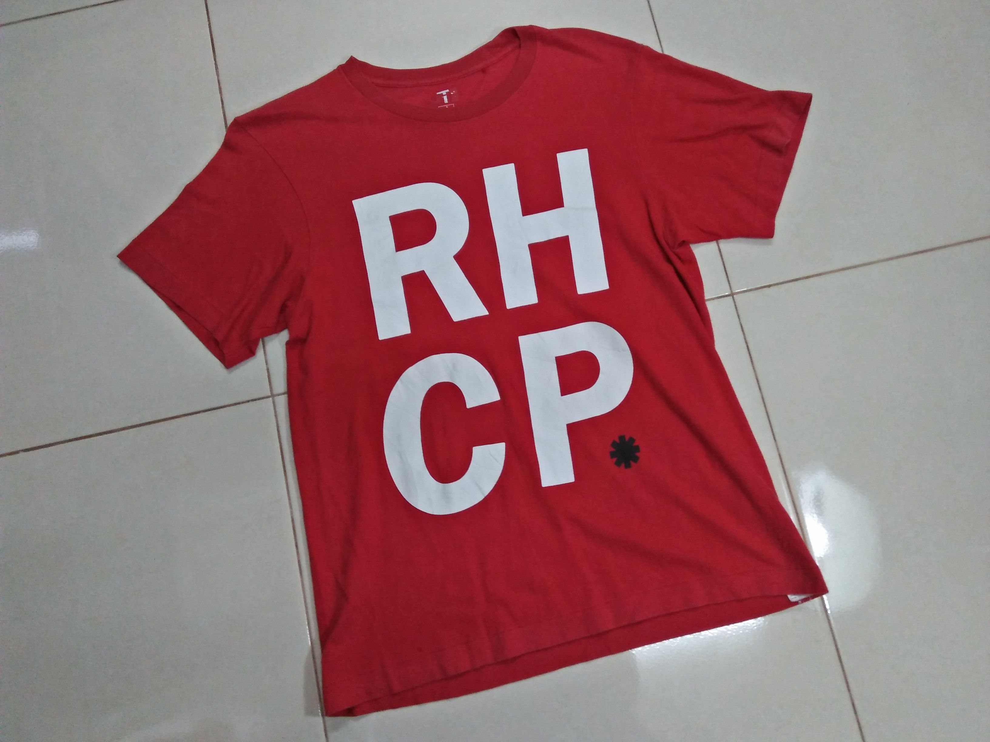 Band Tees × Uniqlo RED HOT CHILI PEPPERS X UT UNIQLO USA Red M Tee Size US M / EU 48-50 / 2 - 3 Thumbnail