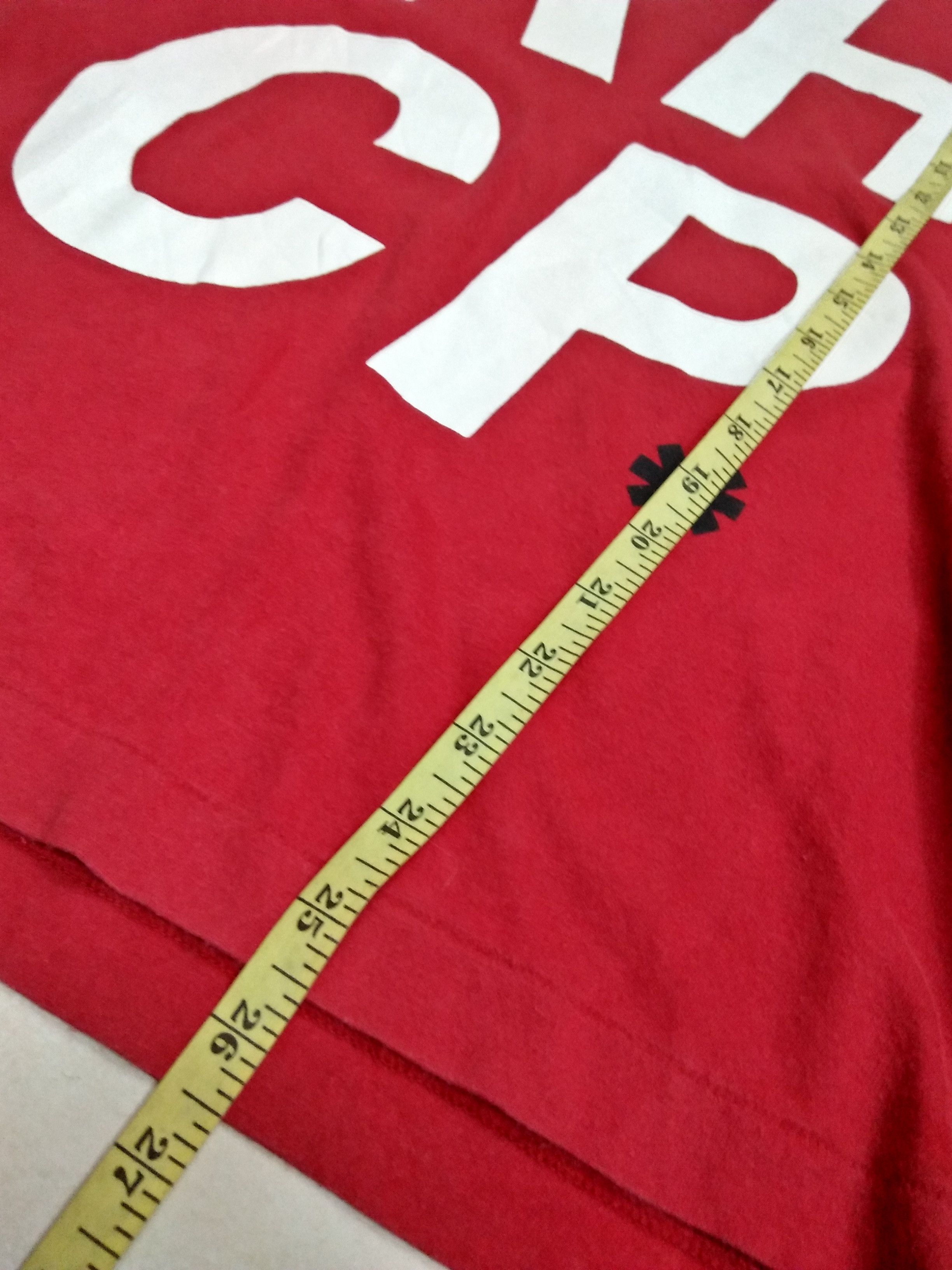 Band Tees × Uniqlo RED HOT CHILI PEPPERS X UT UNIQLO USA Red M Tee Size US M / EU 48-50 / 2 - 5 Thumbnail