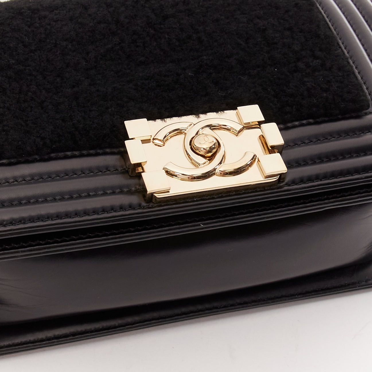 Chanel CHANEL Boy Small black shearling leather gold CC push lock chain flap bag Size ONE SIZE - 7 Thumbnail