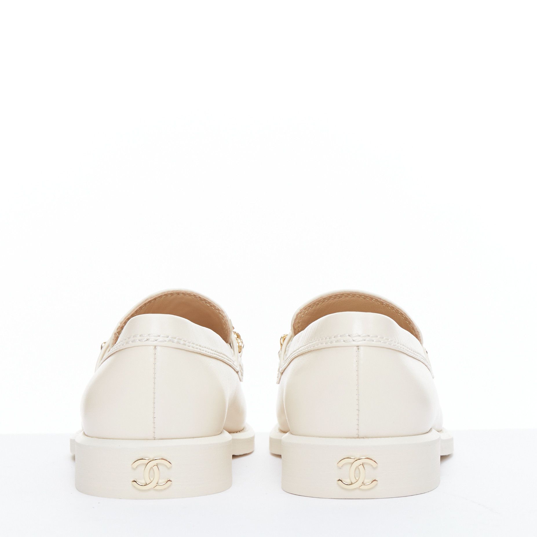 Chanel CHANEL 22C ivory CC heart flower charm chain leather loafers EU37 Size US 7 / IT 37 - 6 Thumbnail
