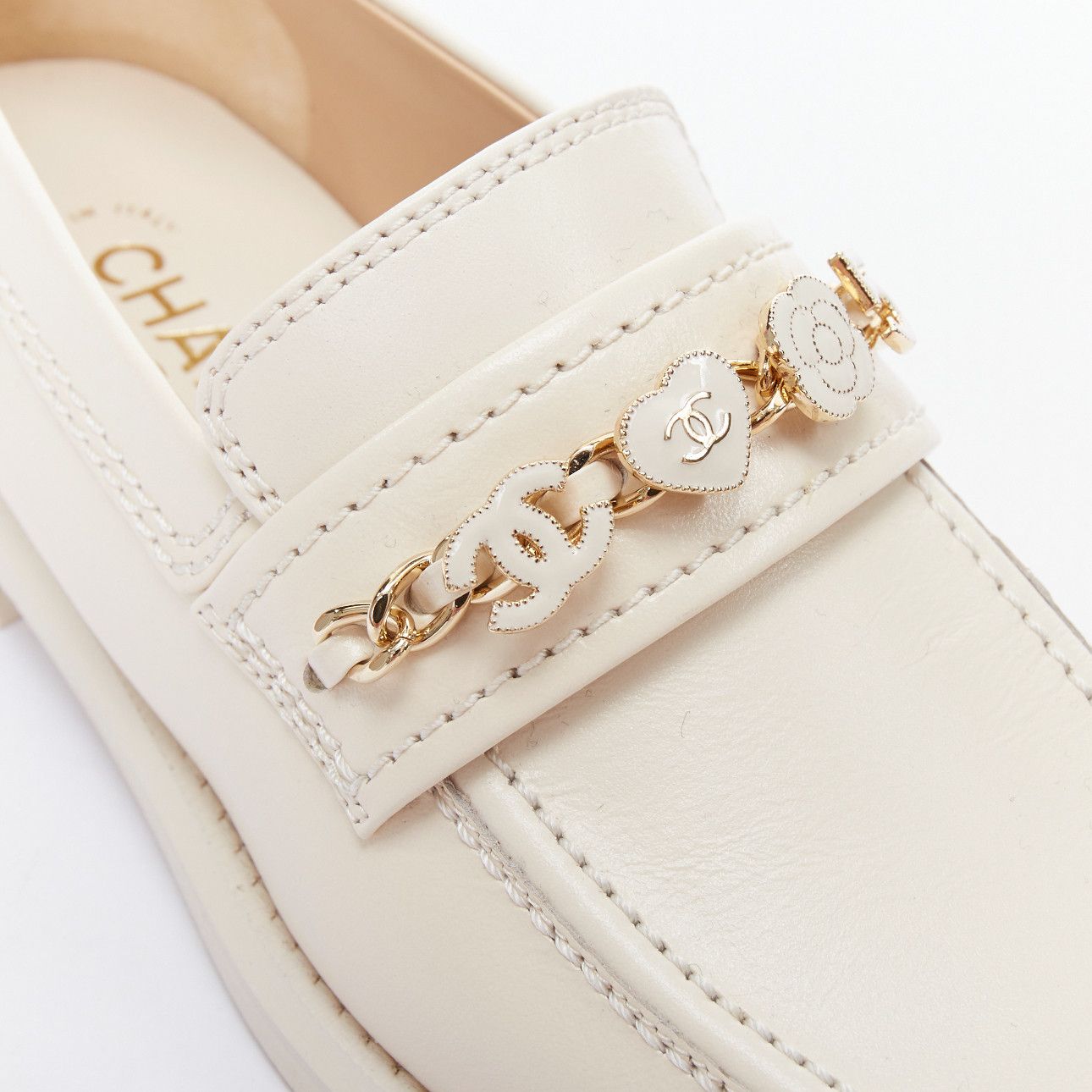 Chanel CHANEL 22C ivory CC heart flower charm chain leather loafers EU37 Size US 7 / IT 37 - 8 Thumbnail