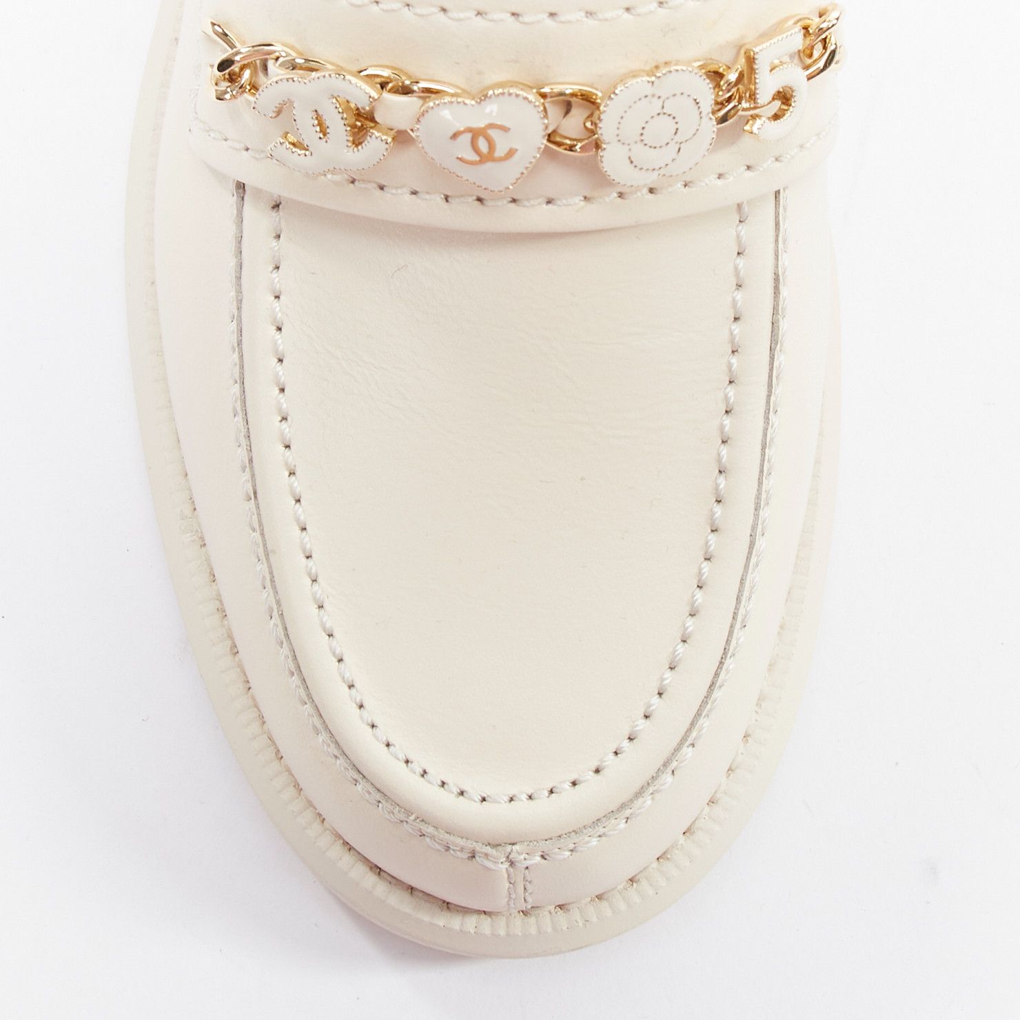 Chanel CHANEL 22C ivory CC heart flower charm chain leather loafers EU37 Size US 7 / IT 37 - 7 Thumbnail