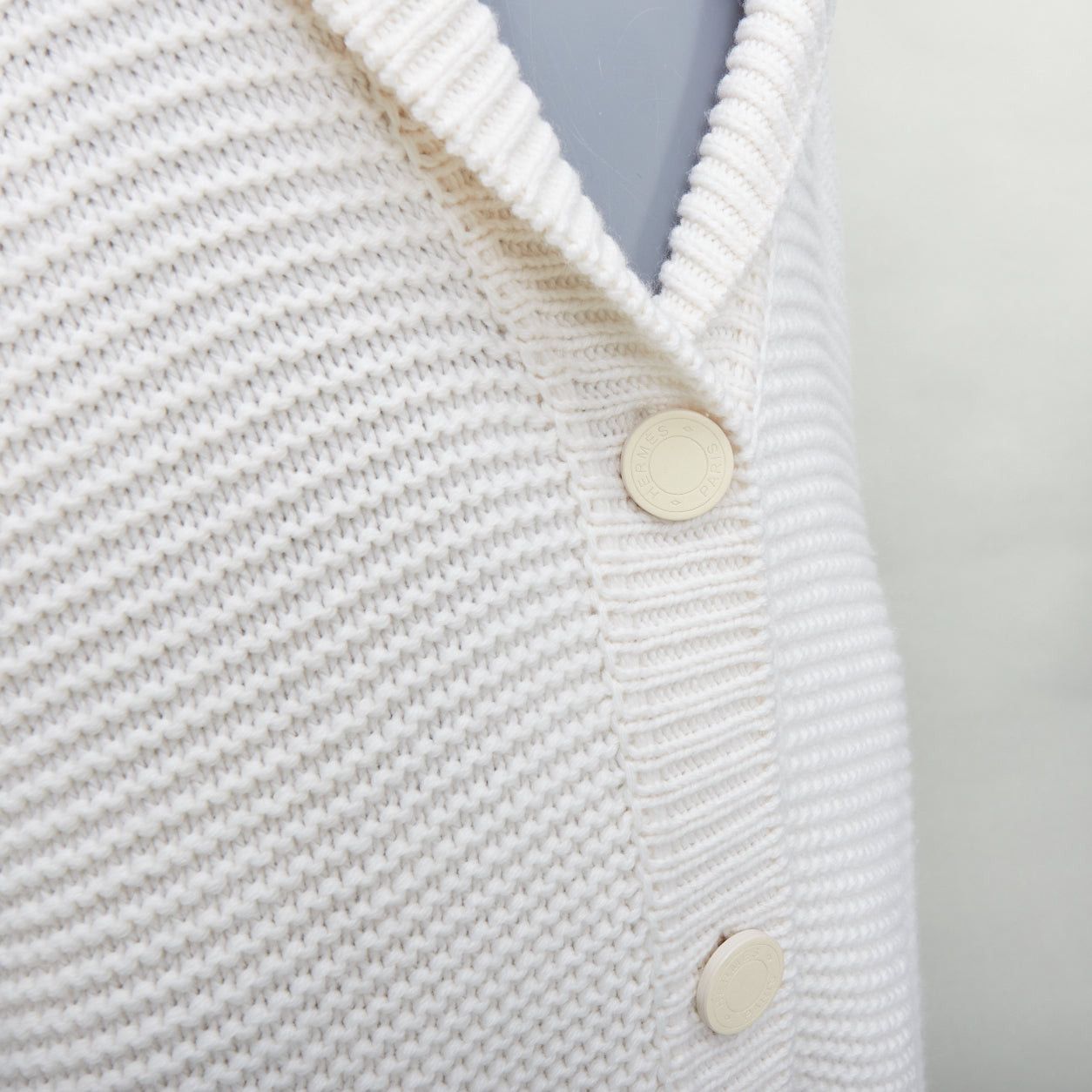 Hermes HERMES 100% cashmere off white leather logo buttons oversized cardigan FR34 XS Size XS / US 0-2 / IT 36-38 - 2 Thumbnail