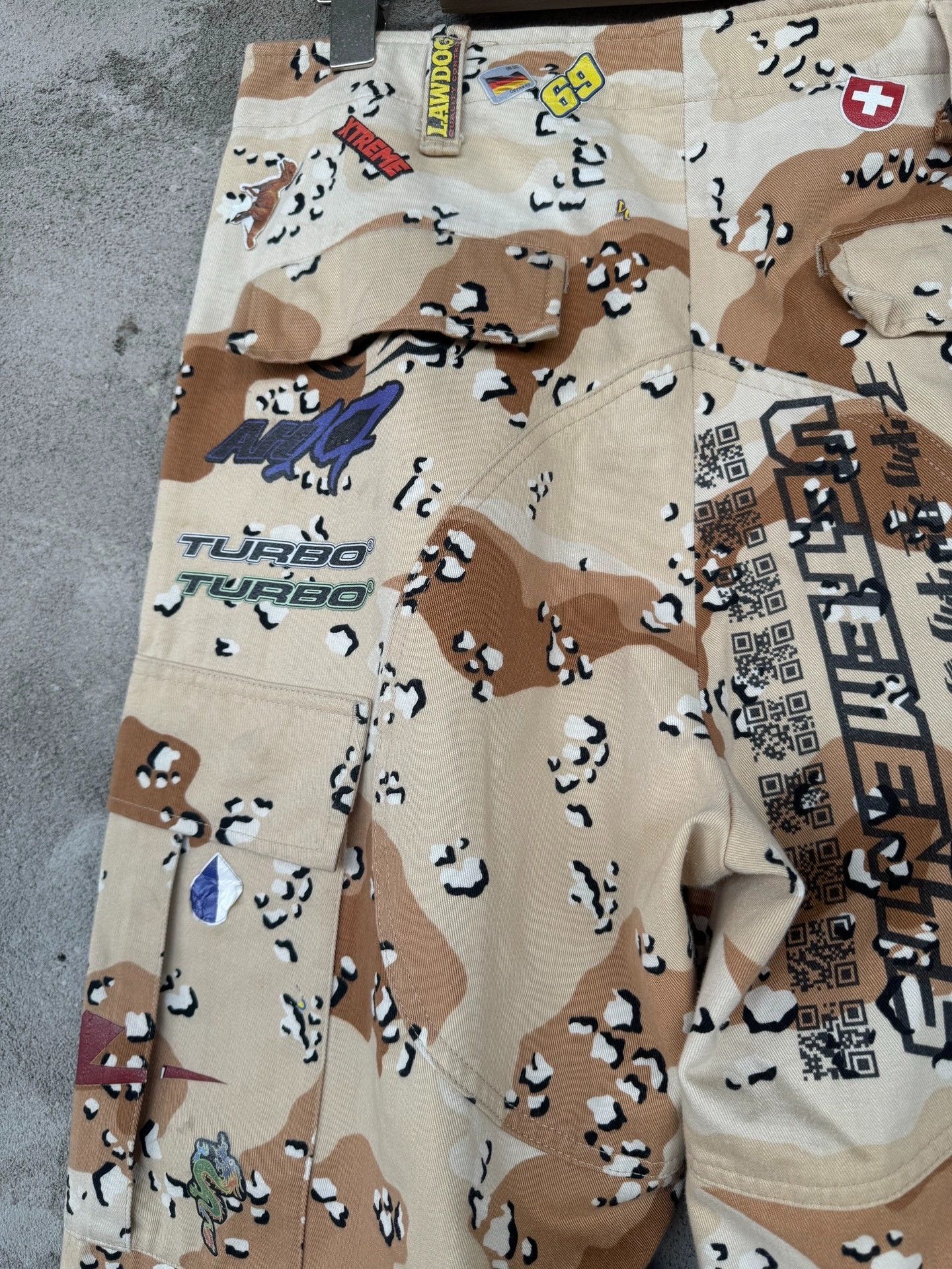 Vetements Vetements Camo Sticker Pants - dmc Size US 26 / EU 42 - 6 Thumbnail