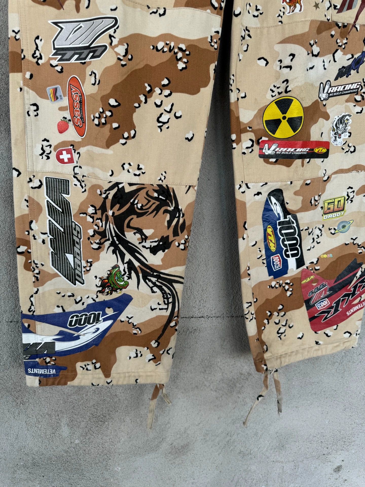 Vetements Vetements Camo Sticker Pants - dmc Size US 26 / EU 42 - 4 Thumbnail