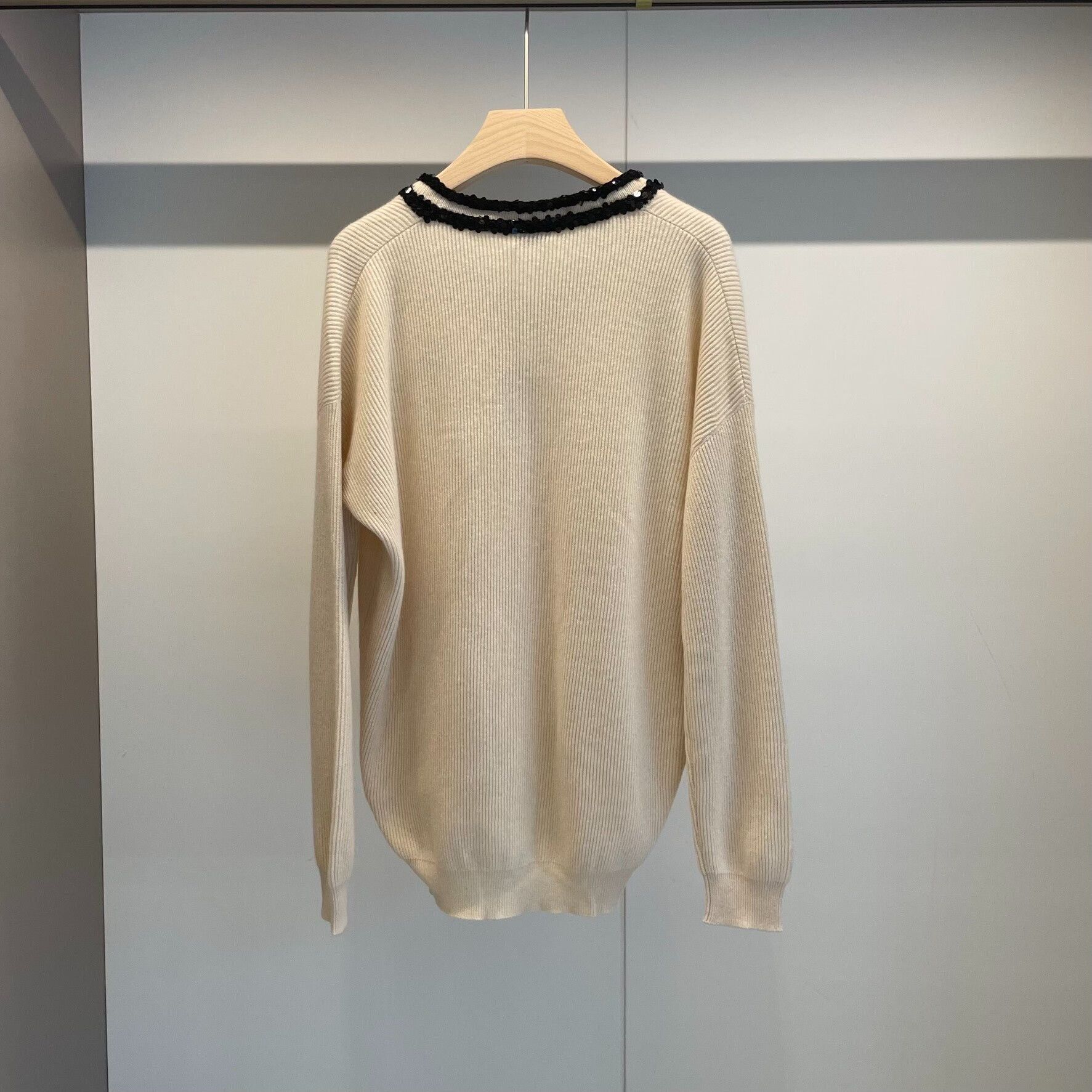 Brunello Cucinelli Brunello Cucinelli Beige V-Neck Cashmere Sweater L - dmc Size US L / EU 52-54 / 3 - 2 Thumbnail