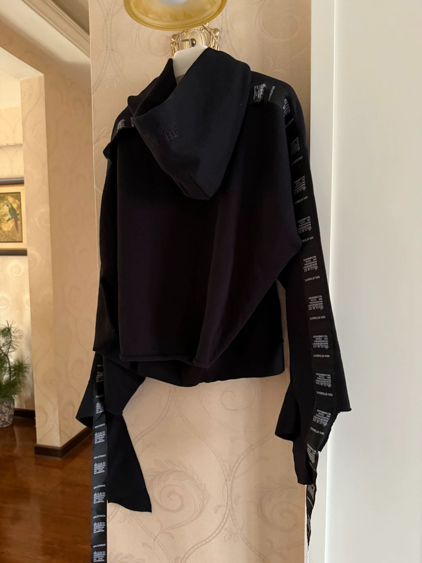Vetements Vetements Sleeve Label Hoodie Black - dmc Size US XS / EU 42 / 0 - 3 Thumbnail