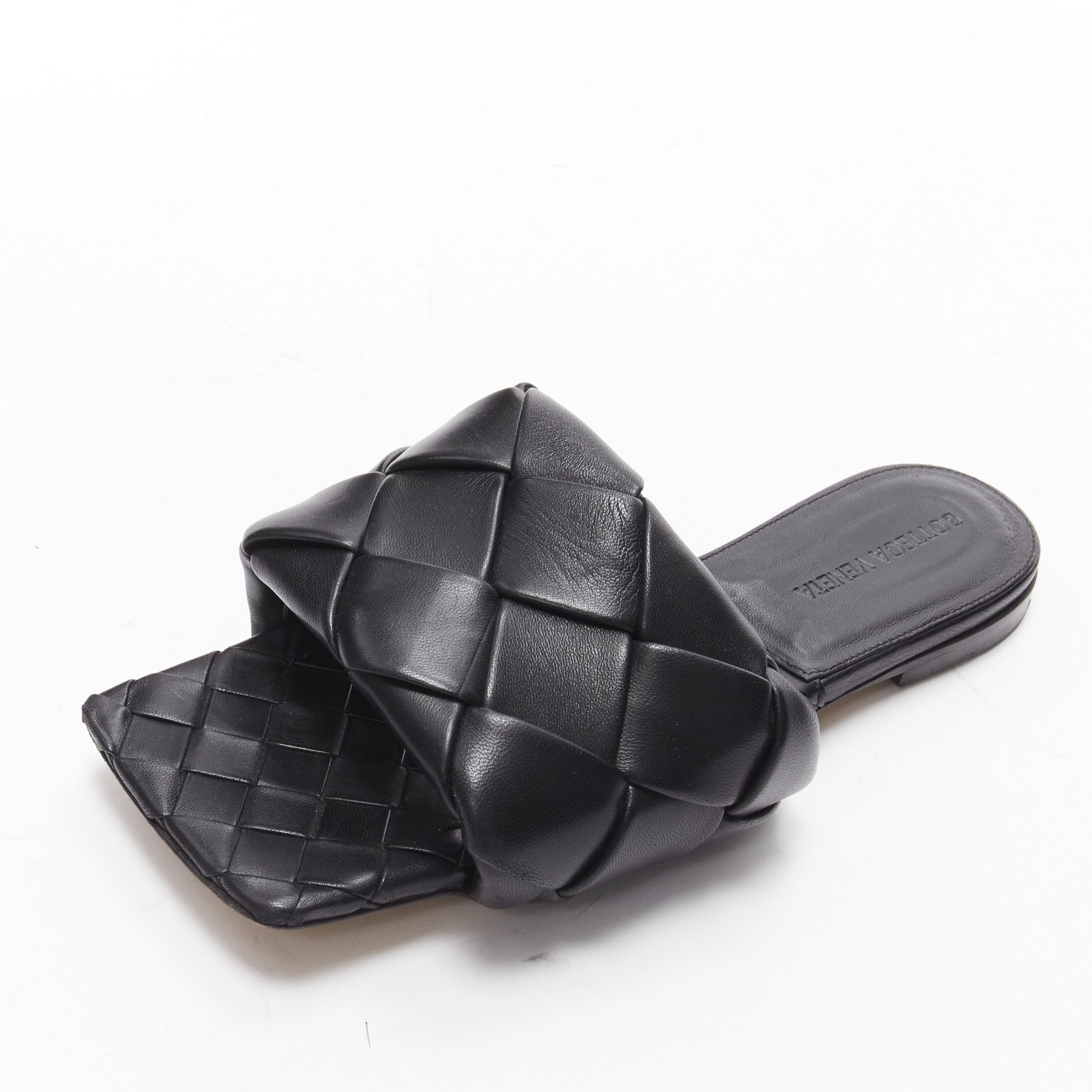 Bottega Veneta BOTTEGA VENETA Lido black intrecciato maxi woven leather padded flat sandals EU37 Size US 7 / IT 37 - 8 Thumbnail