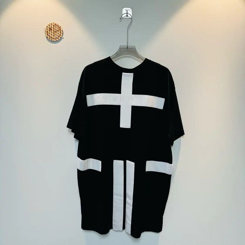 Givenchy Givenchy Black Cotton T-Shirt for Men 0089 Size US XS / EU 42 / 0 - 2 Thumbnail