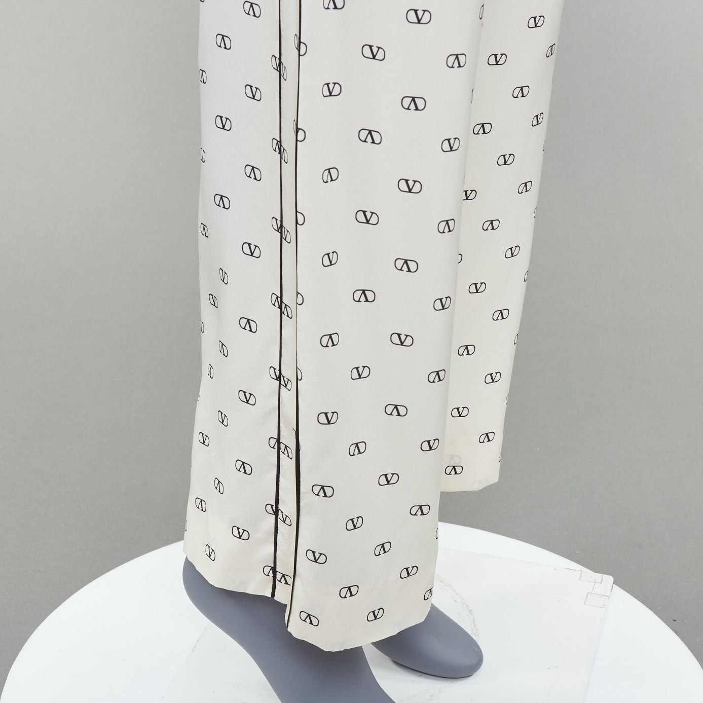 Valentino VALENTINO 100% silk cream V logo black trim pajama pants IT36 XXS Size 25" / US 0 / IT 36 - 7 Thumbnail