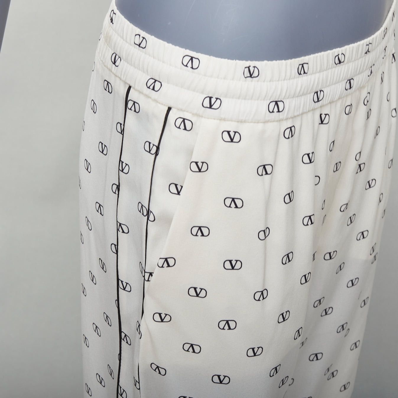 Valentino VALENTINO 100% silk cream V logo black trim pajama pants IT36 XXS Size 25" / US 0 / IT 36 - 2 Thumbnail