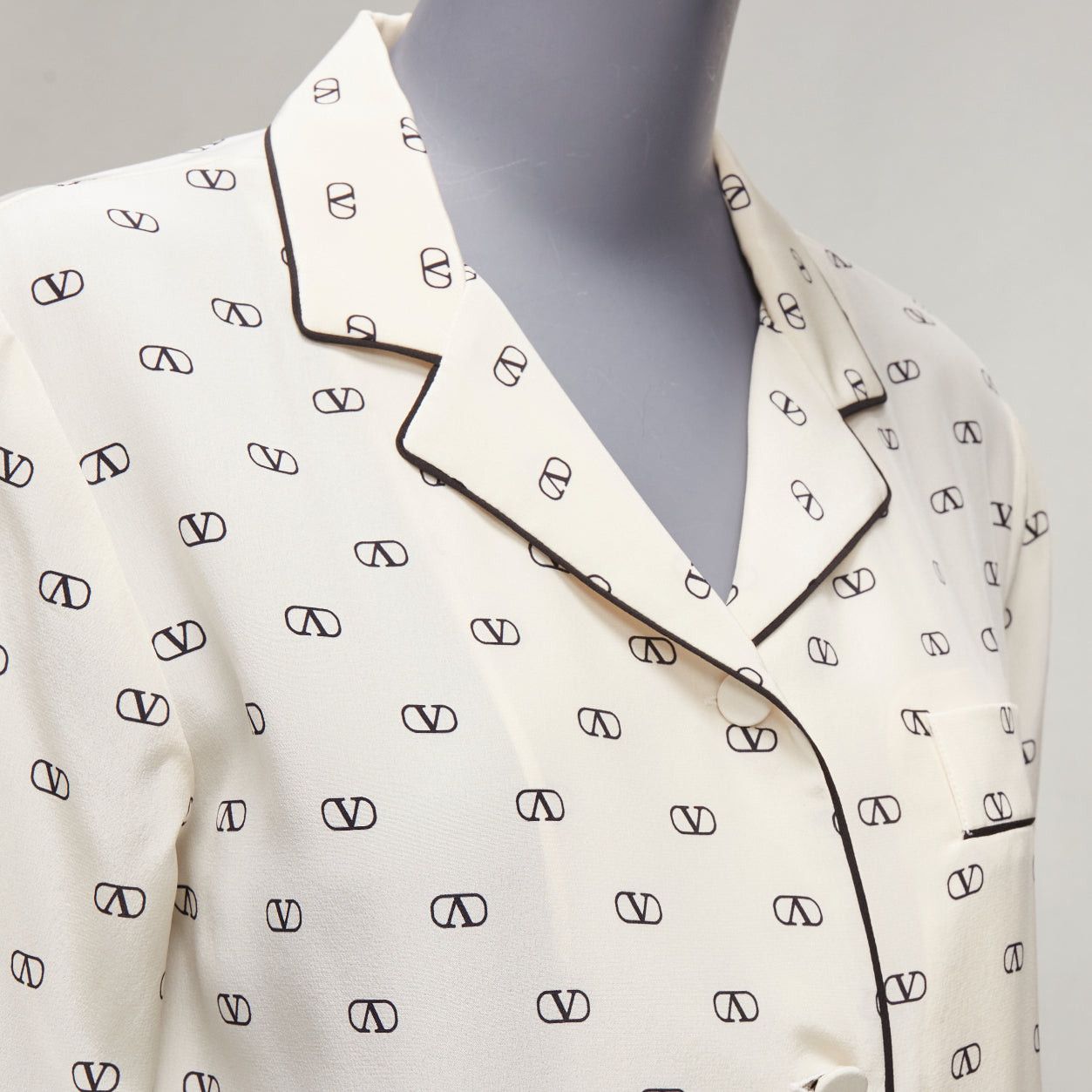 Valentino VALENTINO cream 100% silk V logo black piping collared pajama shirt IT36 XXS Size XS / US 0-2 / IT 36-38 - 2 Thumbnail