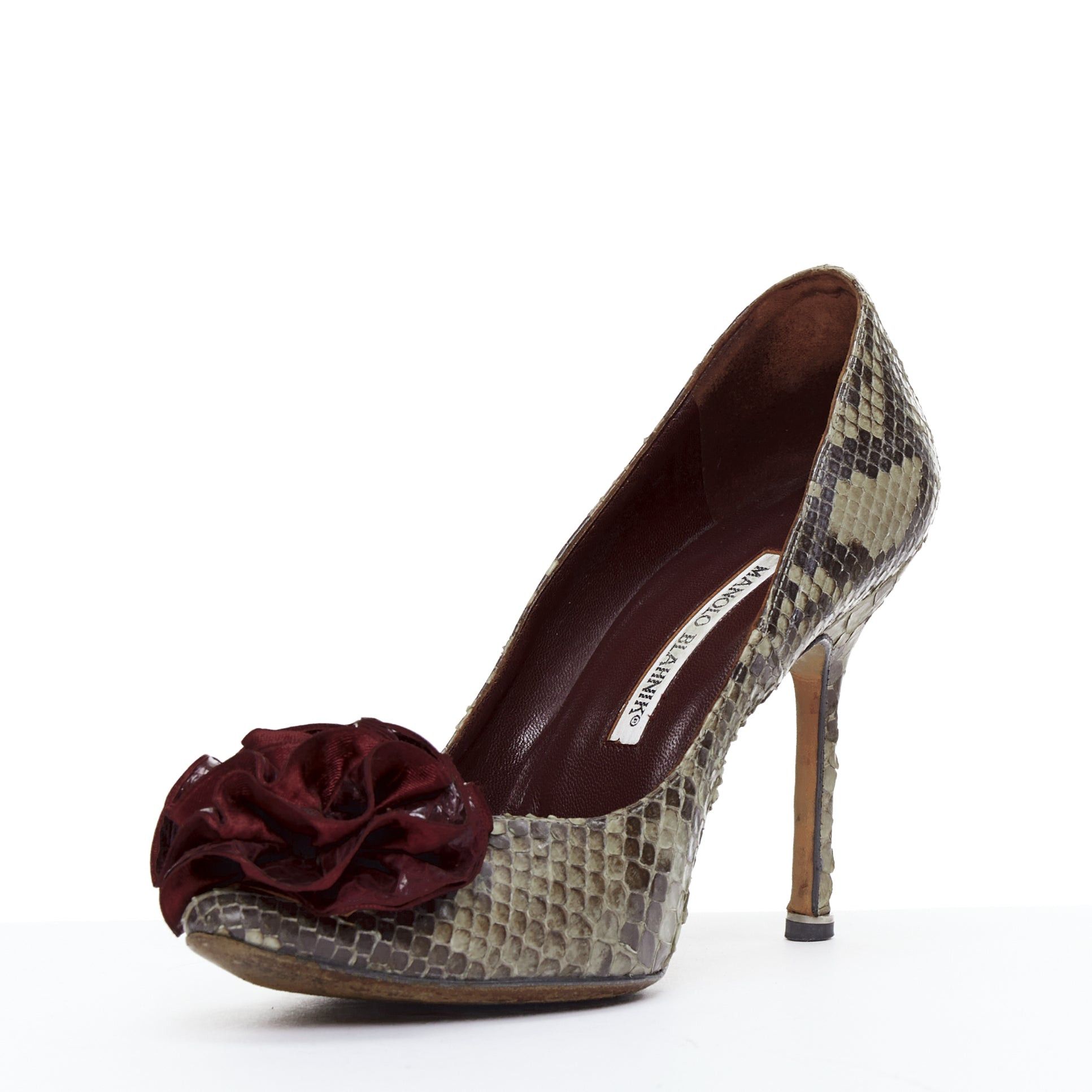 Manolo Blahnik MANOLO BLAHNIK red scaled leather rose applique pumps EU37 Size US 7 / IT 37 - 4 Thumbnail