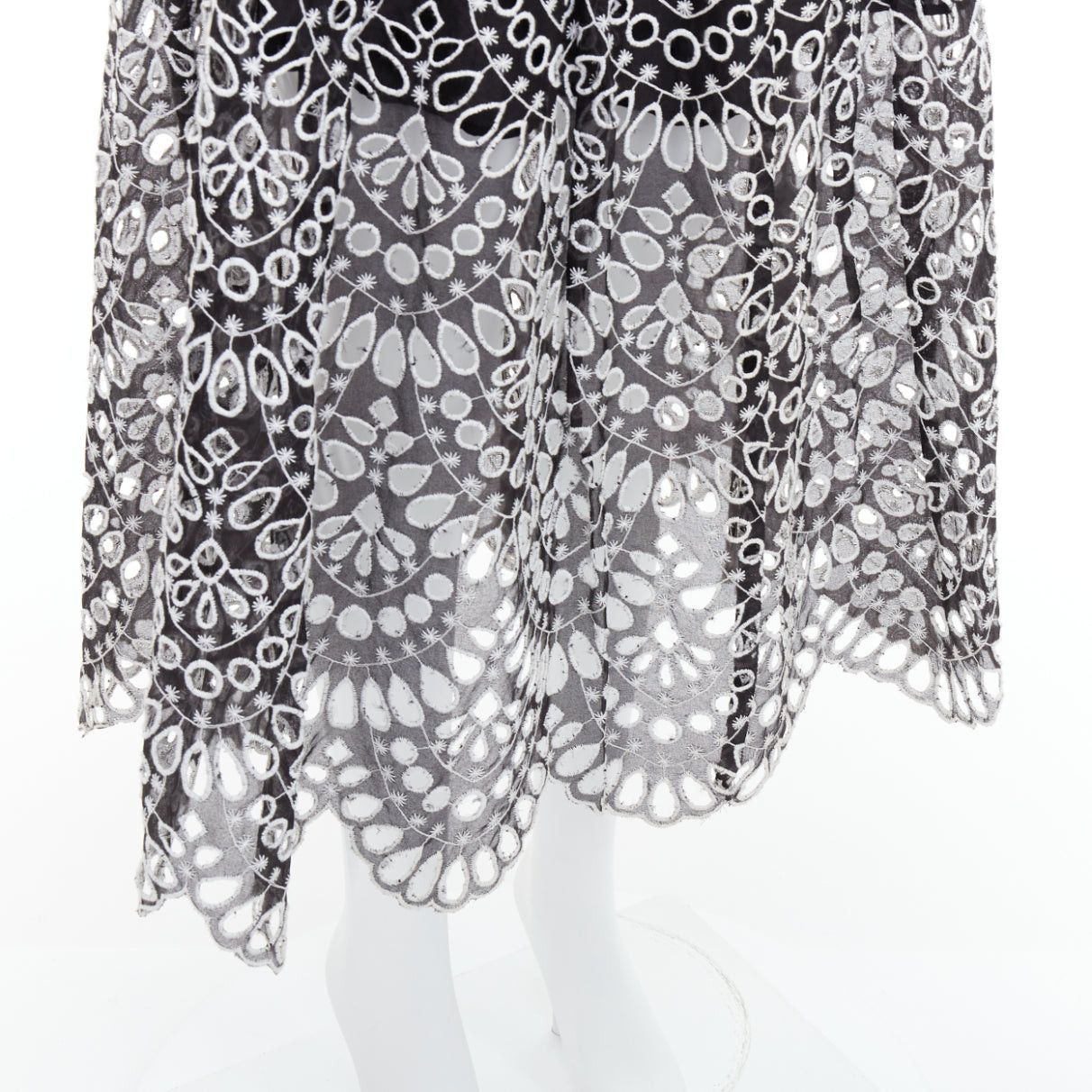 Oscar De La Renta OSCAR DE LA RENTA 2015 black silk cotton embroidery anglais skirt US0 XS Size 26" / US 2 / IT 38 - 2 Thumbnail