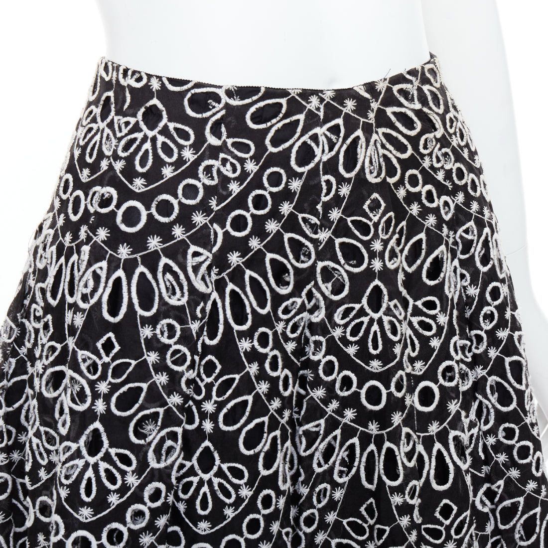 Oscar De La Renta OSCAR DE LA RENTA 2015 black silk cotton embroidery anglais skirt US0 XS Size 26" / US 2 / IT 38 - 7 Thumbnail