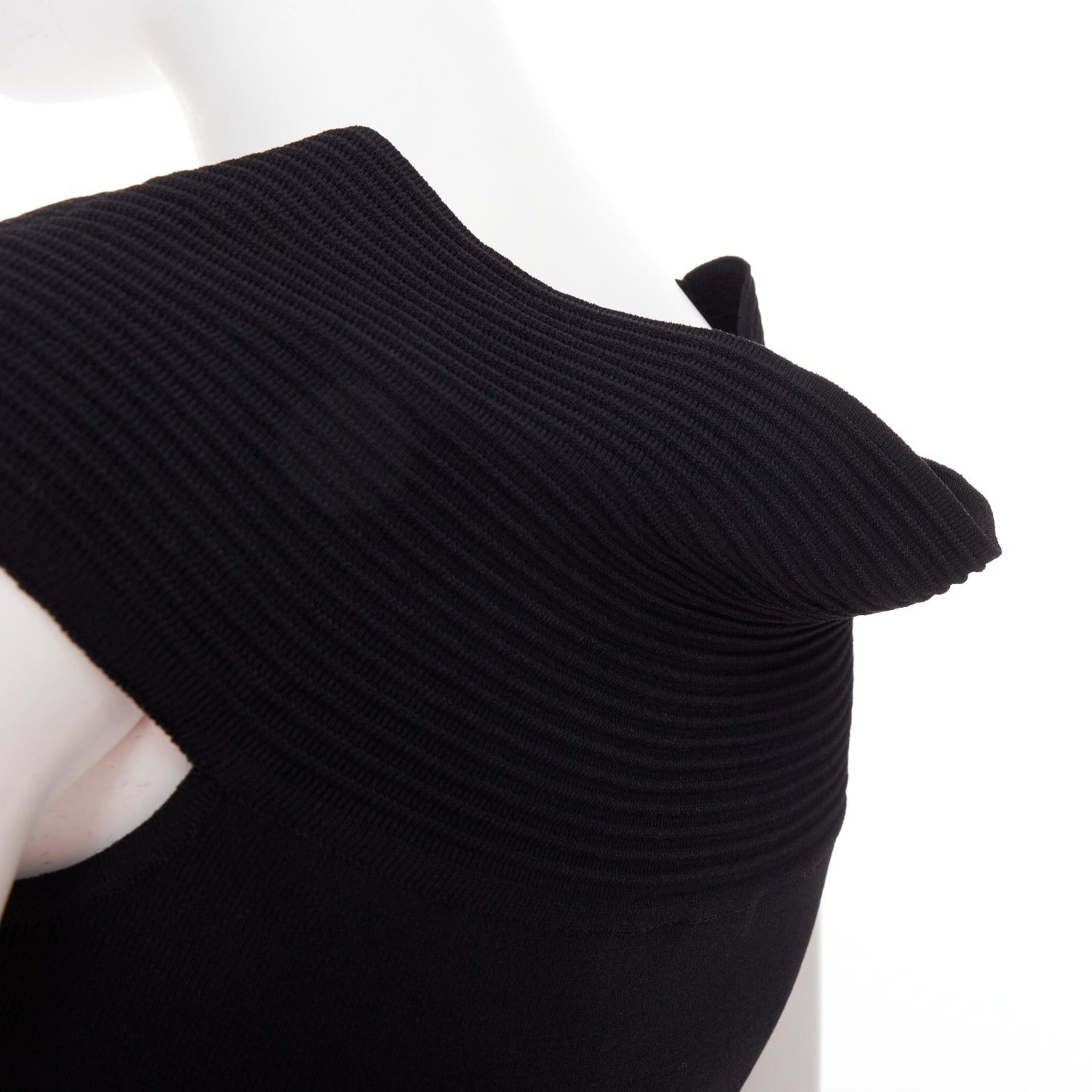 Oscar De La Renta OSCAR DE LA RENTA R10 black viscose blend cowl neck short top S Size S / US 4 / IT 40 - 7 Thumbnail