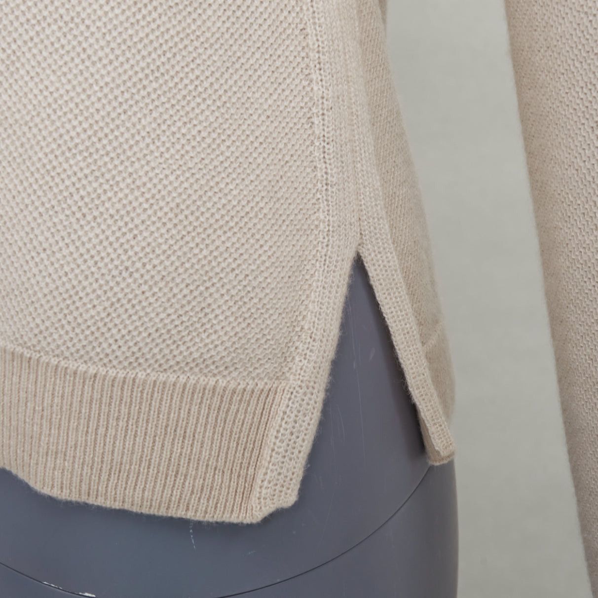 Loro Piana LORO PIANA 100% cashmere beige fine waffle knit crew neck sweater IT38 XS Size XS / US 0-2 / IT 36-38 - 2 Thumbnail