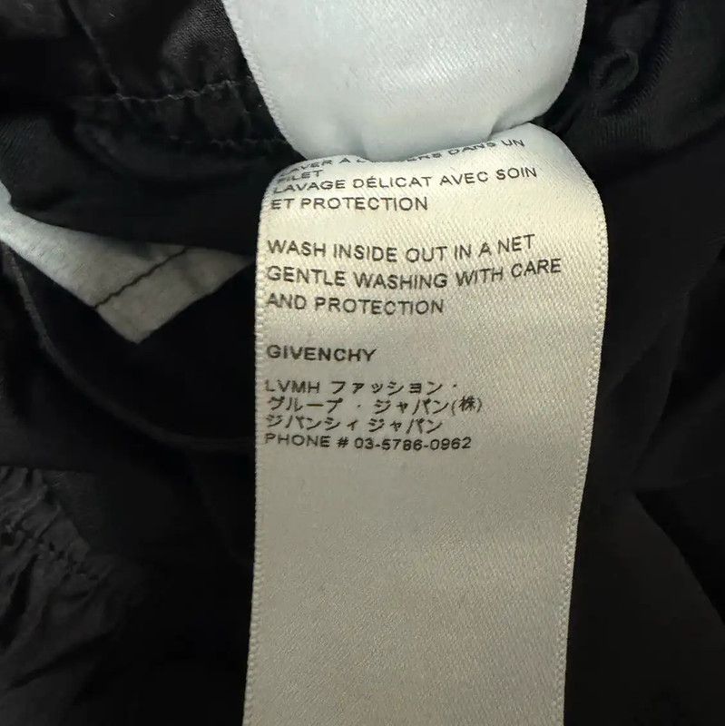 Givenchy Givenchy Black Logo Print Men's Shorts 0089 Size US 27 - 4 Thumbnail
