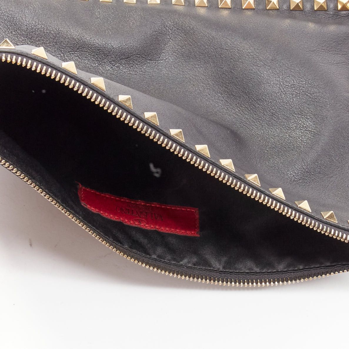 Valentino VALENTINO Rockstud black gold round studs logo triangle flat clutch bag Size ONE SIZE - 8 Thumbnail