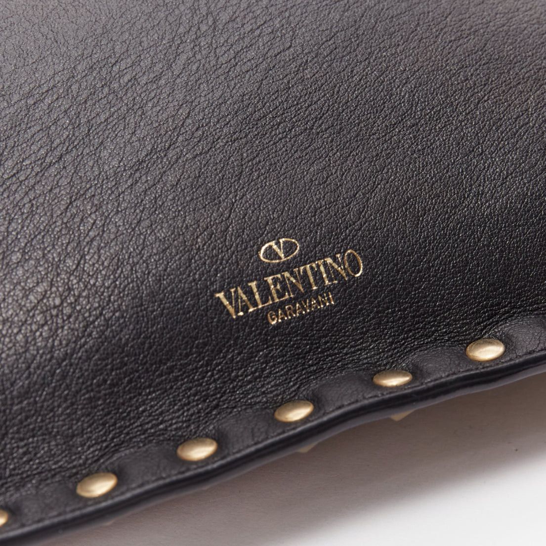 Valentino VALENTINO Rockstud black gold round studs logo triangle flat clutch bag Size ONE SIZE - 6 Thumbnail
