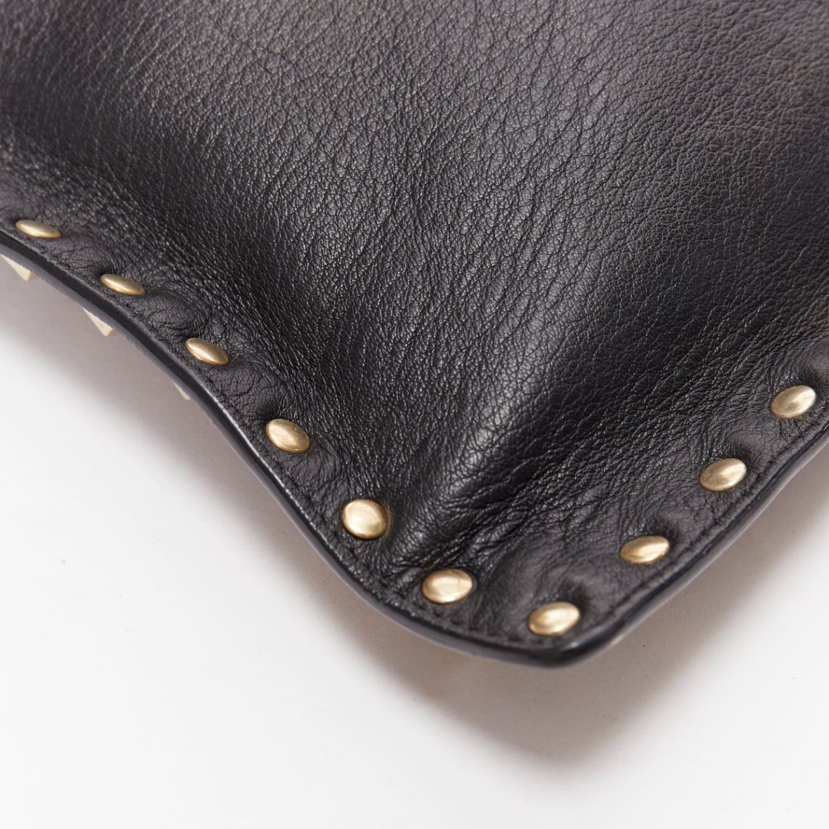 Valentino VALENTINO Rockstud black gold round studs logo triangle flat clutch bag Size ONE SIZE - 7 Thumbnail