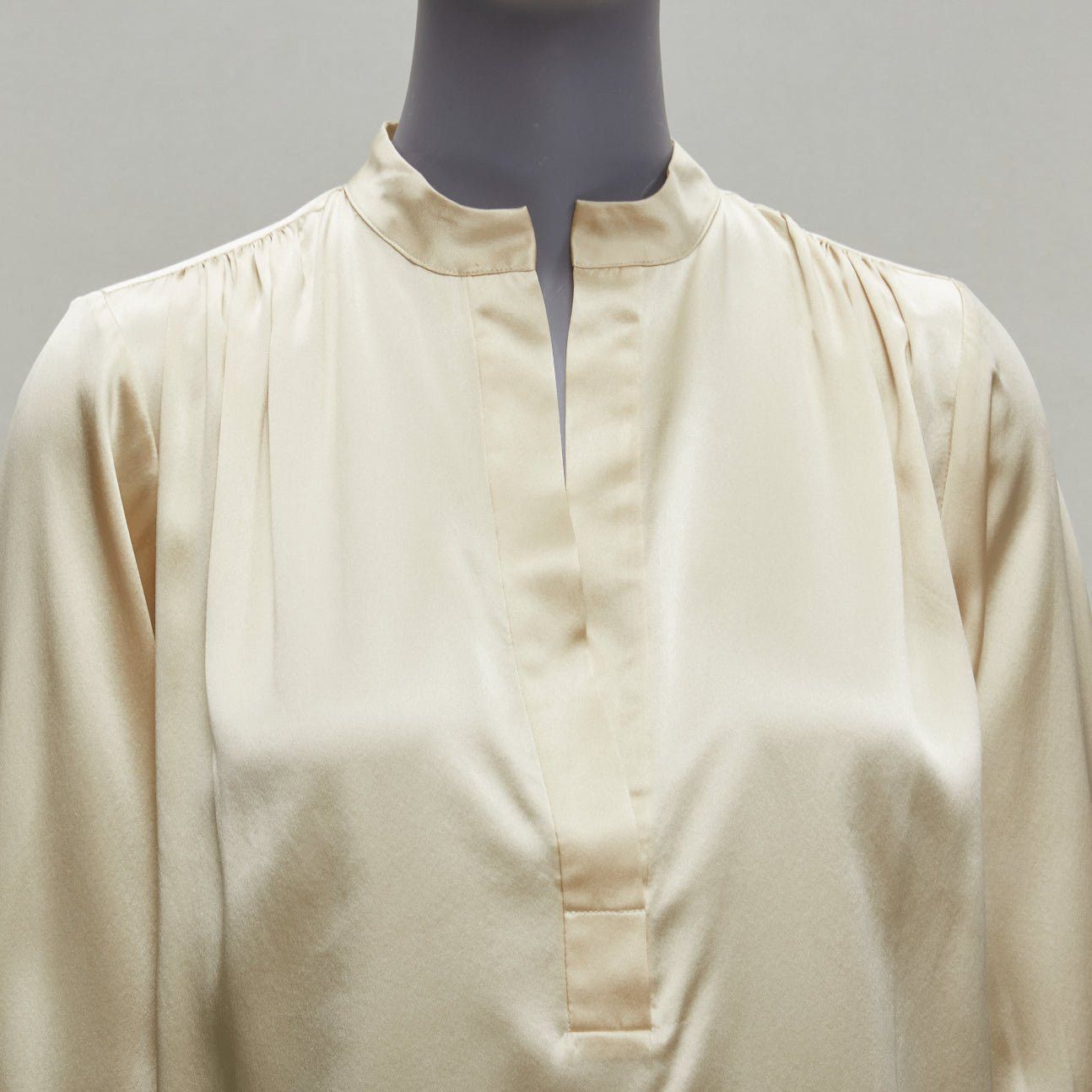 Nili Lotan NILI LOTAN 100% silk champagne pleated shoulder seam V neck popover blouse XS Size S / US 4 / IT 40 - 7 Thumbnail