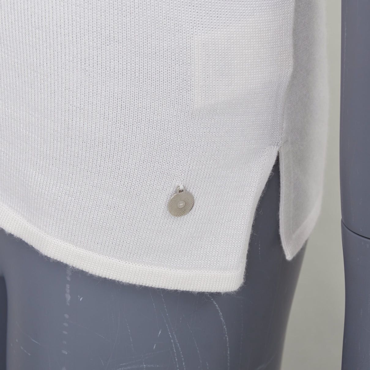Hermes HERMES beige cashmere silk silver H charm short sleeve pullover sweater FR36 S Size S / US 4 / IT 40 - 2 Thumbnail